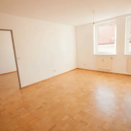 Gut geschnittene, helle 2-Zimmer Wohnung mit großem Wohnbereich | private Loggia | Parkplatz & perfekte Infrastruktur - Bild 2