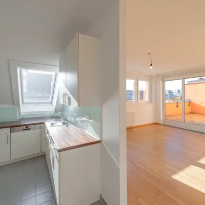 ++NEU++ IDEAL AUFGETEILTE, HELLE 4 ZIMMER DACHWOHNUNG, INSGESAMT 18 M2 TERRASSEN, OBKIRCHER MARKT & HUGO WOLF PARK NÄHE! - Bild 3