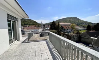 DG-Ordination über den Dächern Hainburgs! Rundum Terrasse, ca. 136m²! Traumhafter Blick über Hainburg und seine Gegend! Inkl. Kundenparkplätze! Frei gestaltbare Raumaufteilung!