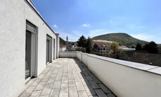 Herrliches Dachgeschoss mit Dachterrasse und Ausblick! Unbefristete Mietordination mit Kundenparkplätzen und freie planbare Raumgestaltung!