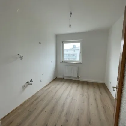 XL-2-Raumwohnung mit 18 m² Schlaf- u. 29 m² Wohnzimmer sowie einer zum Wintergarten umgebauten Loggia mit beeindruckender Aussicht ! - Bild 3