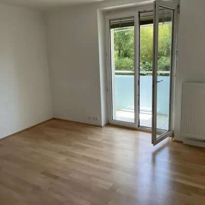 Heimkommen und wohlfühlen! Zentral gelegene 2-Zimmer Wohnung mit sonnigem Balkon bietet hohe Wohnqualität! Ideal für Singles und Pärchen! - Bild 2