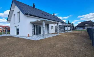 Belagsfertige Doppelhaushälfte in Massivbauweise mit Eigengarten und Doppel- Carport