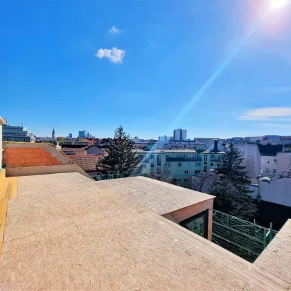 Neuer Preis! Genial! Ein Traum im Dachgeschoss mit hofseitigem Balkon und Dachterrasse! U4 und U6 ums Eck + Luftwärmepumpe + Perfekte Infrastruktur + Rundum saniertes Altbauhaus! - Bild 2