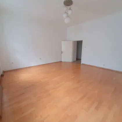 3 Zimmer Altbauwohnung mit kleinem Garten sucht neue Besitzer! Innenstadt Lage! - Bild 2