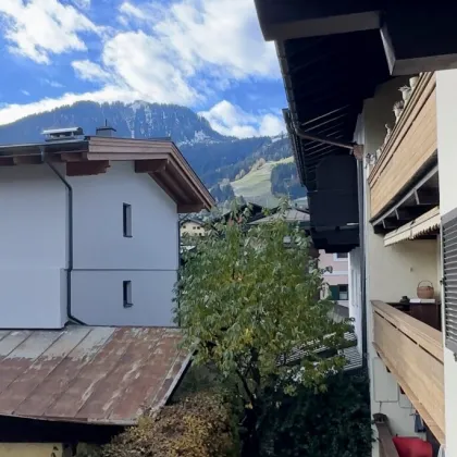 Winterthit mit Skistadl, Garage, Balkon und Streifblick! Mitten in Kitzbühel - Bild 2