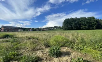 Ebenes Bauland in malerischer Landschaft