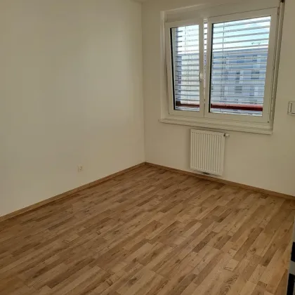 unbefristete 2-Zimmer-Wohnung mit großer Freifläche - 3. Zimmer möglich! - Bild 2