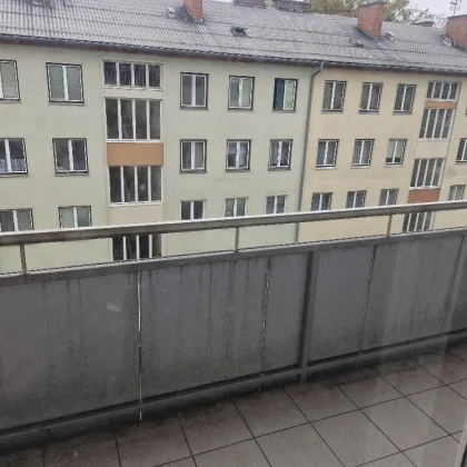 Bastlerhit! 2 Monate mietfrei wohnen! Gemütliche und unbefristete 2-Zimmer-Wohnung mit Balkon! - Bild 3