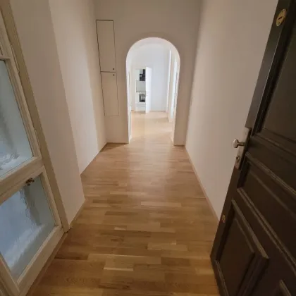 Großzügige 3 Zimmer Wohnung in einem charmanten Altbau im Servitenviertel - Bild 2