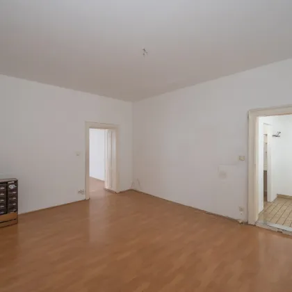 ++NEU++ Sanierungsbedürftige 2-Zimmer Altbau-Wohnung mit Balkonoption in zentraler Lage! - Bild 2