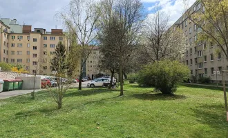 Großzügige 2-Zimmer Wohnung mit Loggia! Ideale Anbindung zur U6 Dresdnerstraße! Grünanlage!