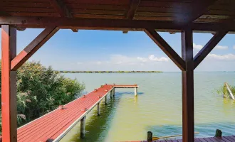            SONNENANBETER UND SEGLER AUFGEPASST - FLACHDACHHÜTTE IN DER RUSTER BUCHT AUF PACHTGRUND ZU KAUFEN
    