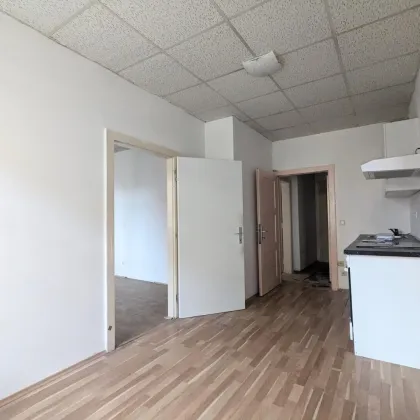 ++NEU++ Sanierungsbedürftige 3-Zimmer Altbau-Wohnung mit viel Potenzial! - Bild 2