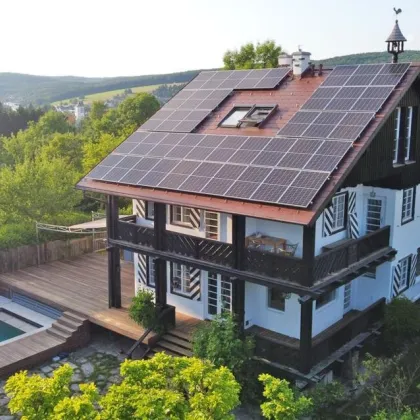 Wohnjuwel im Schweizer Chaletstil in Aussichtslage mit großzügigem Pool - Bild 2