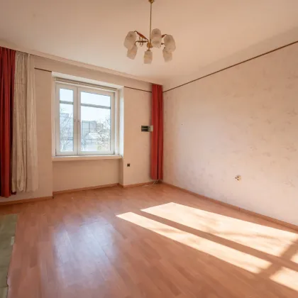 ++NEU++ Ruhige 2-Zimmer Altbau-Wohnung mit getrennter Küche, viel Potenzial! - Bild 2