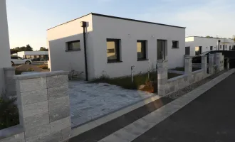 Bequemes, hochmoderndes Seehaus im Bungalowstyle auf PACHTGRUND, PROVISIONSFREI! Gebaut  mit hochwertigen Baumaterialien, mit 3 Zimmern, Garten, Terrasse in der Nähe des beliebten Neufeldersees im Burgenland