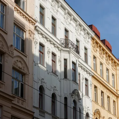 Sehr schöne Etagenwohnung mit hofseitiger Loggia - Bild 2