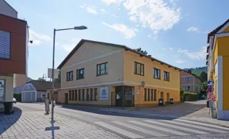 Wohn- und Geschäftshaus mit Nebengebäuden und Garten im Ortszentrum von Maria Anzbach