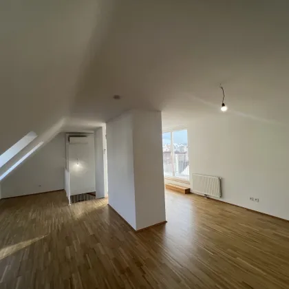 Traumhafte Dachgeschoss-Wohnung mit Fernblick! 80m² Maisonette-Wohnung mit Terrasse und Klimaanlage! ++ Nahe AKH ++ Garagenstellplätze im Haus!! - Bild 3