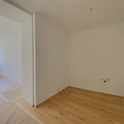 Revitalisierte 2-Zimmer Altbauwohnung mit extra Küchenbereich und großzügiger Verglasung | Fernwärme - Bild 3