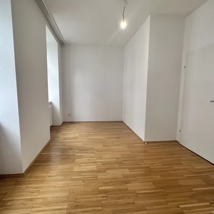 Top sanierte 2 Zimmer Wohnung inkl. Einbauküche, Lift in sehr schönem Altbau - Bild 2