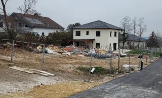 VOLL AUFGESCHLOSSENER BAUGRUND MIT AUSBLICK: AUFSCHLIESSUNGSABGABE ENTRICHTET.VOLLSTÄNDIG ANGESCHLOSSEN INKL:A1 GLASFASERKABEL!!!