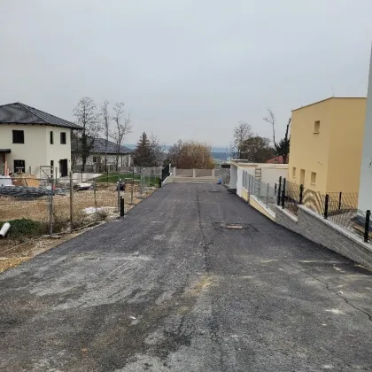 VOLL AUFGESCHLOSSENER BAUGRUND MIT AUSBLICK: AUFSCHLIESSUNGSABGABE ENTRICHTET.VOLLSTÄNDIG ANGESCHLOSSEN INKL:A1 GLASFASERKABEL!!! - Bild 2