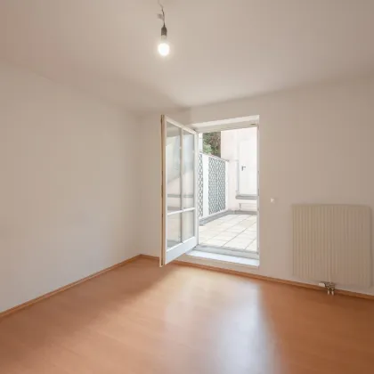 ** Wohnen Nähe Gersthof Bahnhof: durchgestreckte 2 Zimmer Neubau Wohnung mit separater Küche und hofseitigen Terrasse - ab sofort ** - Bild 2