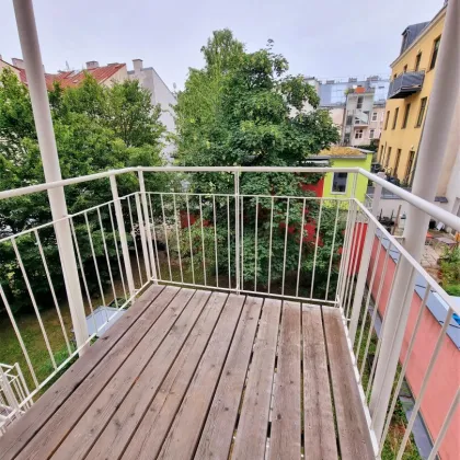 Neuer Preis! Blick ins Grüne + Absolute Hofruhelage! Frisch sanierte Kleinwohnung mit hofseitigem Balkon! Tolle Infrastruktur + Garagenplatz im Haus + Küche optional! Jetzt zugreifen! - Bild 2