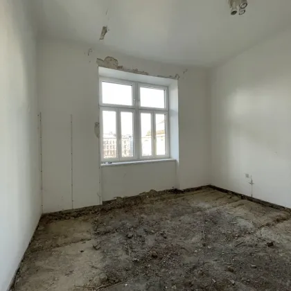 Sanierungsbedürftige Garconniere mit westseitigem Balkon im Stilaltbau - Bild 3