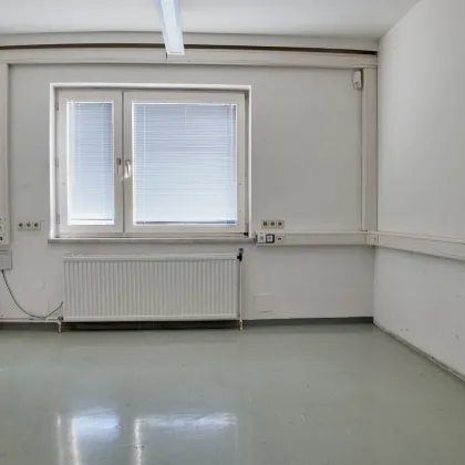 120m² EG-Büro | ab sofort verfügbar | Parkplätze direkt vorm Gebäude möglich | Zusätzliche Büro- und Hallenflächen frei - Bild 3