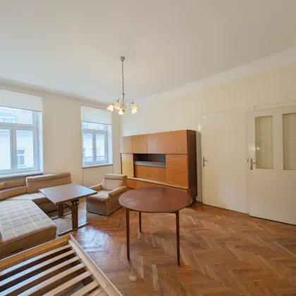 ++NEU++ Sanierungsbedürftige 2-Zimmer ALTBAUWOHNUNG mit Balkon! - Bild 3