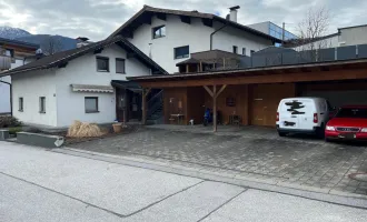 Terfens/Vomperbach: Einfamilienhaus mit großem Carport.