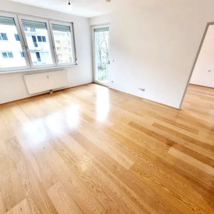 Letzte Chance - Schnell sein! Geniale 2 Zimmer Kleinwohnung mit hofseitigem Balkon + Garagenplatz im Preis inbegriffen + Hofseitige Ruhelage + Tolle Infrastruktur! - Bild 2