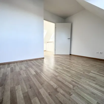 WUNDERSCHÖNE 2-Zimmer-Dachgeschoss-MAISONETTE mit TERRASSE in 1150 Wien! - Bild 3