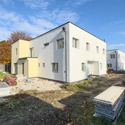 NEU! ++ ERSTBEZUG ++ SCHÜSSELFERTIG ++ 152,50 m² ++  5 ZIMMER + 2 BALKONE + TERRASSE + EIGENGARTEN + 2 PKW Stellplätze ++ - Bild 3