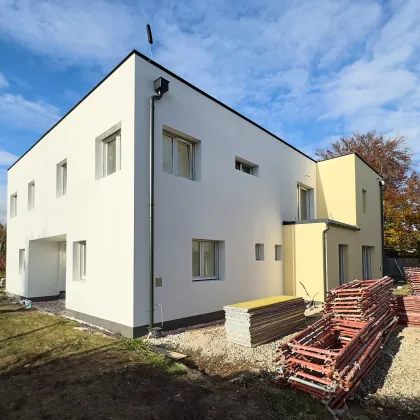 NEU!  ++ 5 ZIMMER ++ 152,50 m² WOHNNUTZFLÄCHE + 2 BALKONE + TERRASSE + EIGENGARTEN + 2 PKW Stellplätze ++ - Bild 2