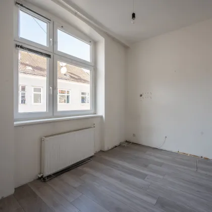 ++NEU++ Sanierungsbedürftige 2-Zimmer Altbau-Wohnung, viel Potenzial! - Bild 3