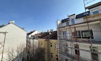 Luxuriöses & Sonnenverwöhntes Wohnen in Top Lage I Hofseitiger Balkon I Penthouse-Charakter I Holzparkett