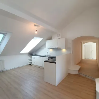 Dachgeschoss-Wohnung mit Innenhoflage! 3 Zimmer! Nähe Servitenviertel und U4 Friedensbrücke! - Bild 2