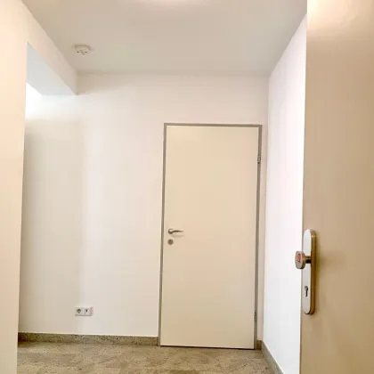 HELLE 2 ZIMMER WOHNUNG - GARAGENPLATZ INBEGRIFFEN! - Bild 2