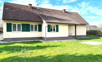 Wohnhaus mit Nebengebäude und großem Garten in Ortslage