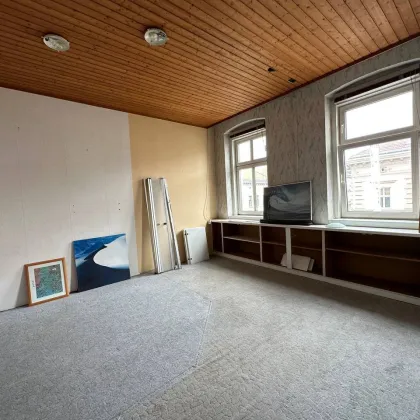 +++SANIERUNGSBEDÜRFTIGE 3-ZIMMER WOHNUNG IM 7. BEZIRK +++ 5.200 € pro m² - Bild 2