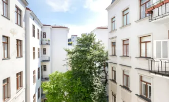 MITTEN IM SIEBTEN | Südseitige Stil-Altbauwohnung mit Grünblick | Hofruhelage | Prachtvolles Jahrhundertwende-Haus