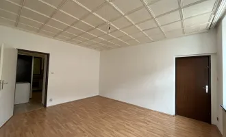 Zentrale 2-Zimmer Wohnung mit Renovierungsbedarf