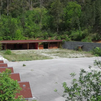 Asphaltierte Freifläche mit Halle in Willendorf (ehem. "Römergrube") - Bild 2