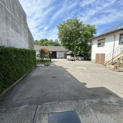 JUWEL AM LAND - RENOVIERUNGSBEDARF - Großzügiges Landhaus - EIN od. ZWEIFAMILIENHAUS (für Großfamilien) - 9 Zimmer + Schuppen + großen Garten - MIT VIEL FANTASIEN: ZUBAU, AUSBAU möglich - Bild 2