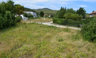 Wunderschönes und seltenes Grundstück mitten in Sooss, schöner Fernblick und RUHE, kein Fahnengrundstück