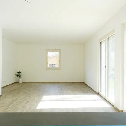 Diesen Sommer im eigenen Haus genießen!!! Schlüsselfertige 5 Zimmer DHH - 2 Stellplätze und hochwertige Einbauküche inkludiert - Bild 3